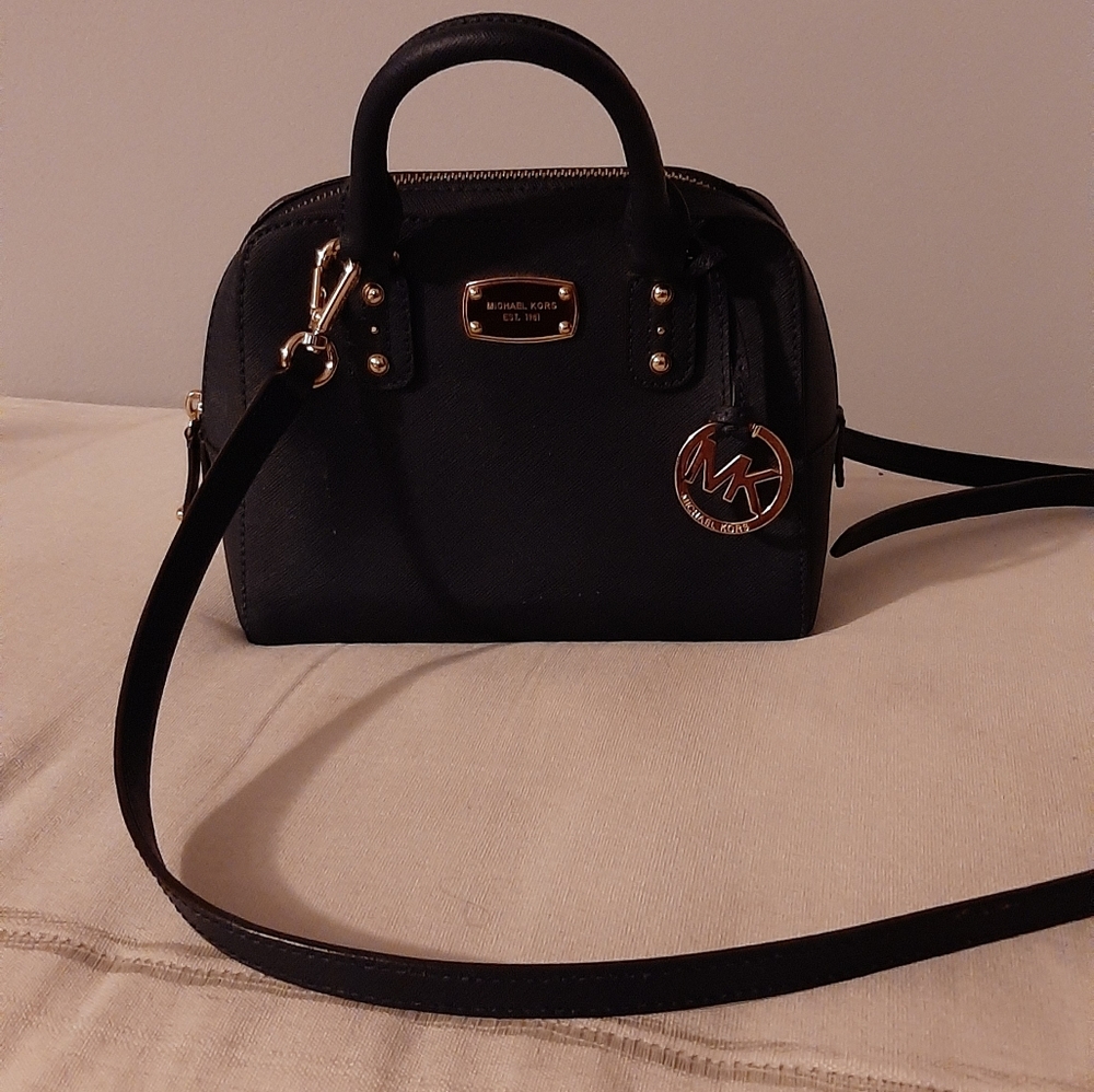 ❗️sold out - small crossbody navy w/ gold hardware